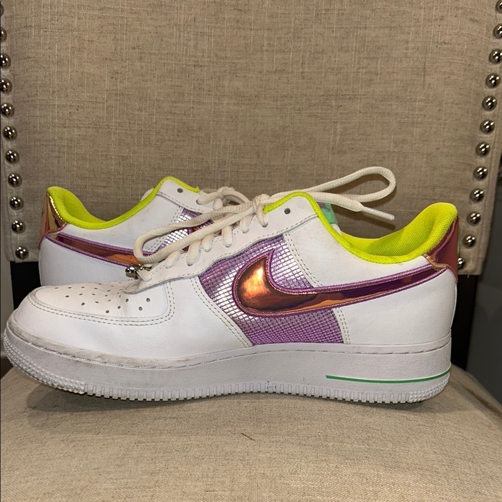 Nike Women’s White and Purple Sneakers - Picture 4 of 9